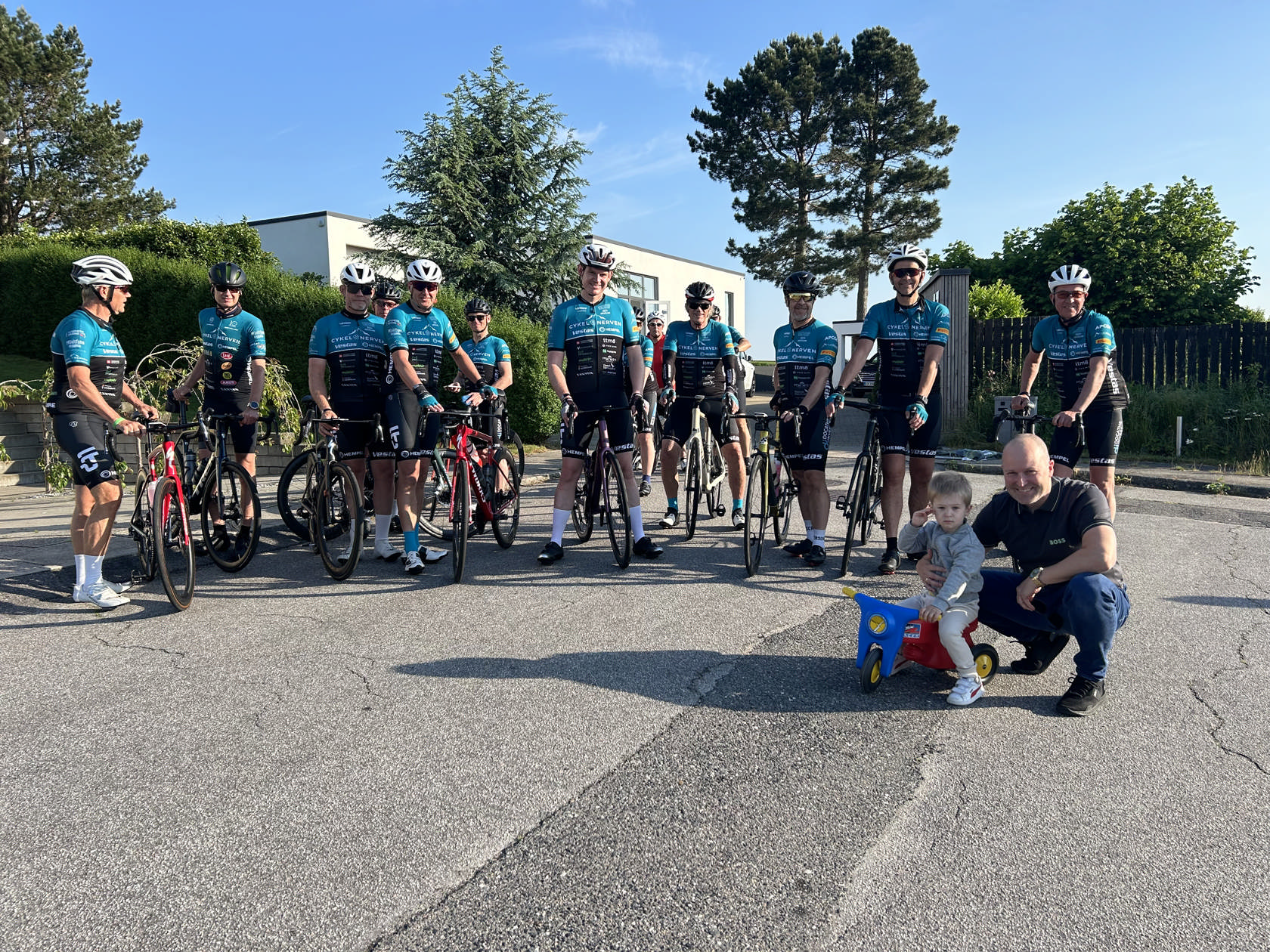 en flok cyklister klar til afgang