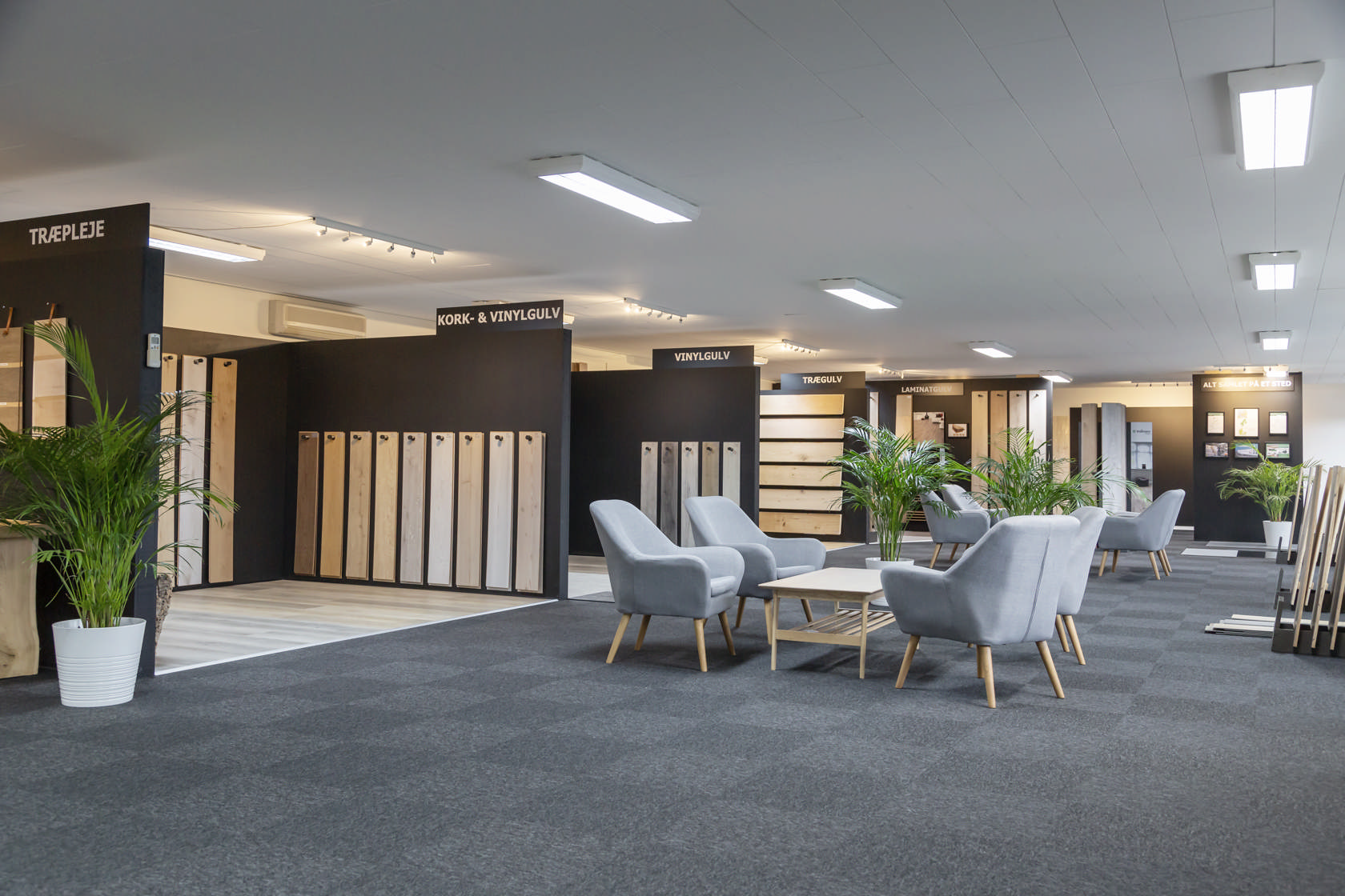 viser vores showroom i silkeborg -  der hænger gulvprøver på væggene