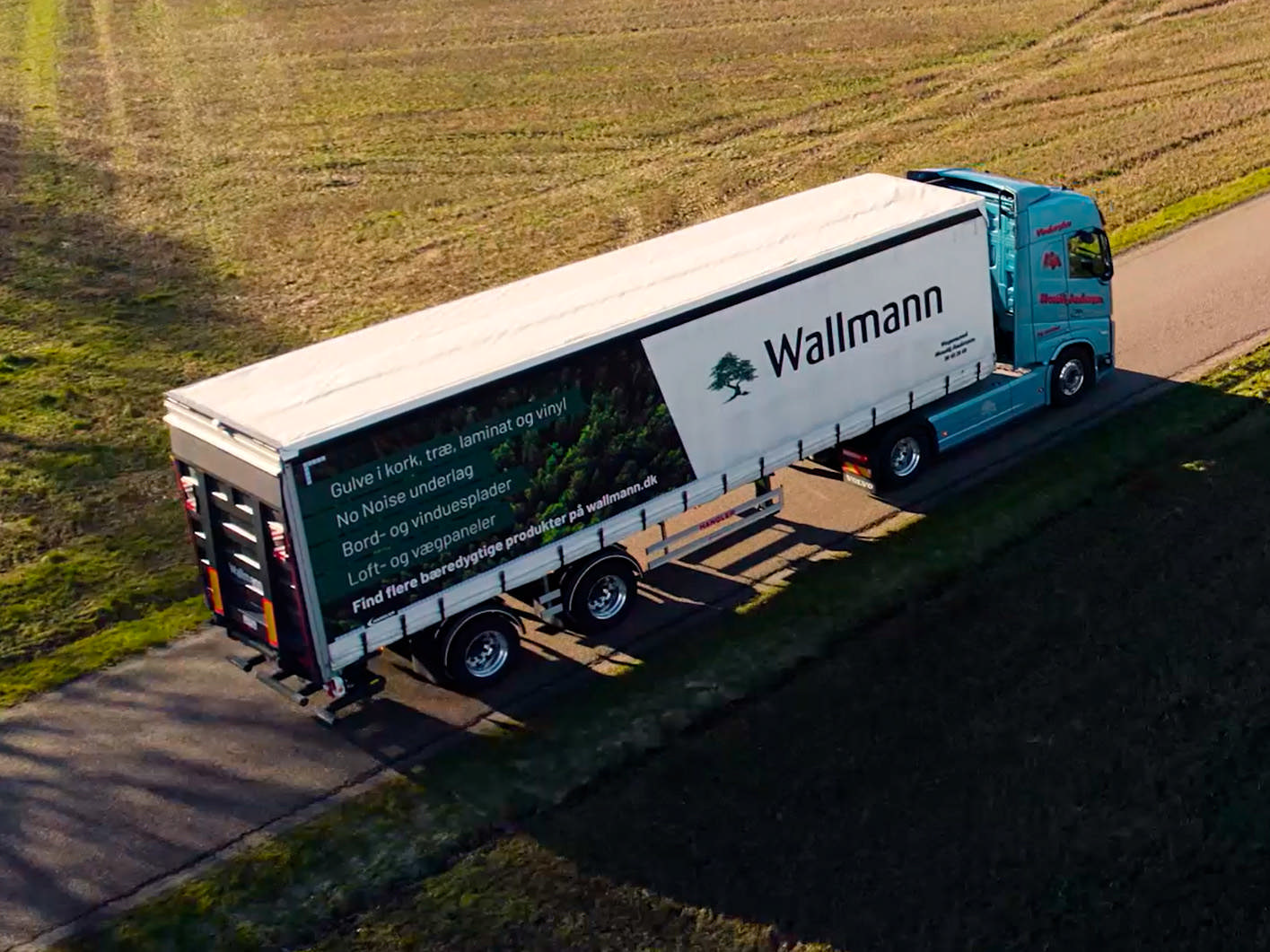 lastbil med wallmann presenning kører på landevejen
